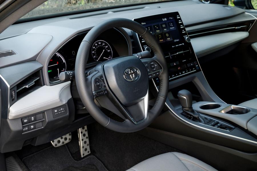 Детали интерьера Toyota Avalon Hybrid XLE 2018 года  (фото 10 из 13)